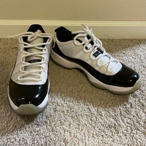 Jordan 11 retro low black and white